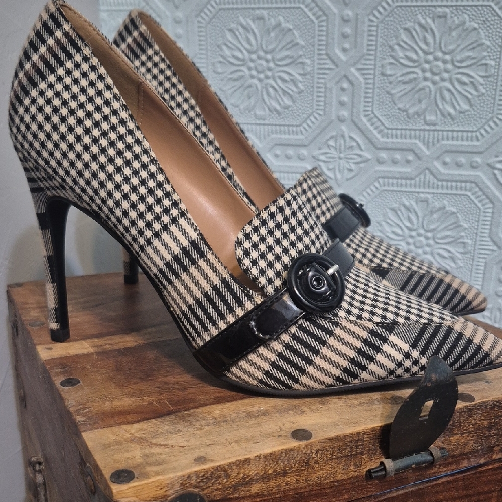 Le Chateau Plaid High Heel Pumps. NWOT..On Point This Season. Size 39 (Size 8)